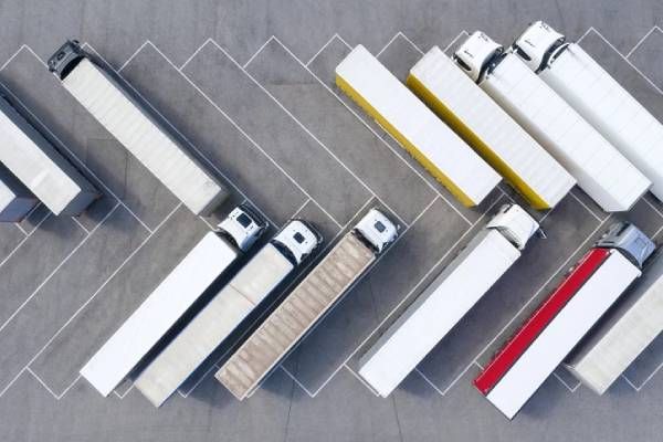 samochody ciężarowe na parkingu